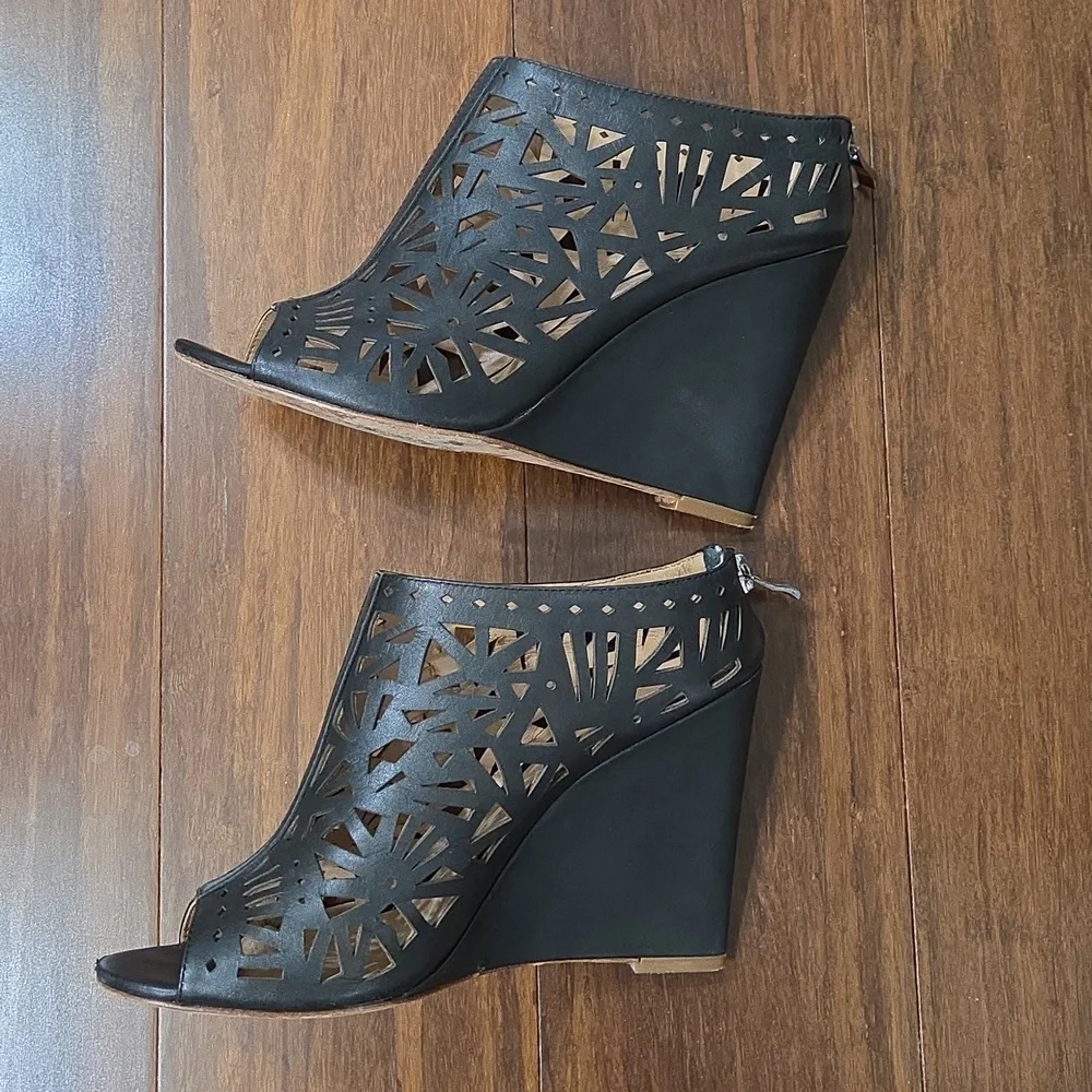 NICOLE MILLER ARTELIER BLACK LEATHER WEDGE LASER CUT OUT CAGE STYLE 7